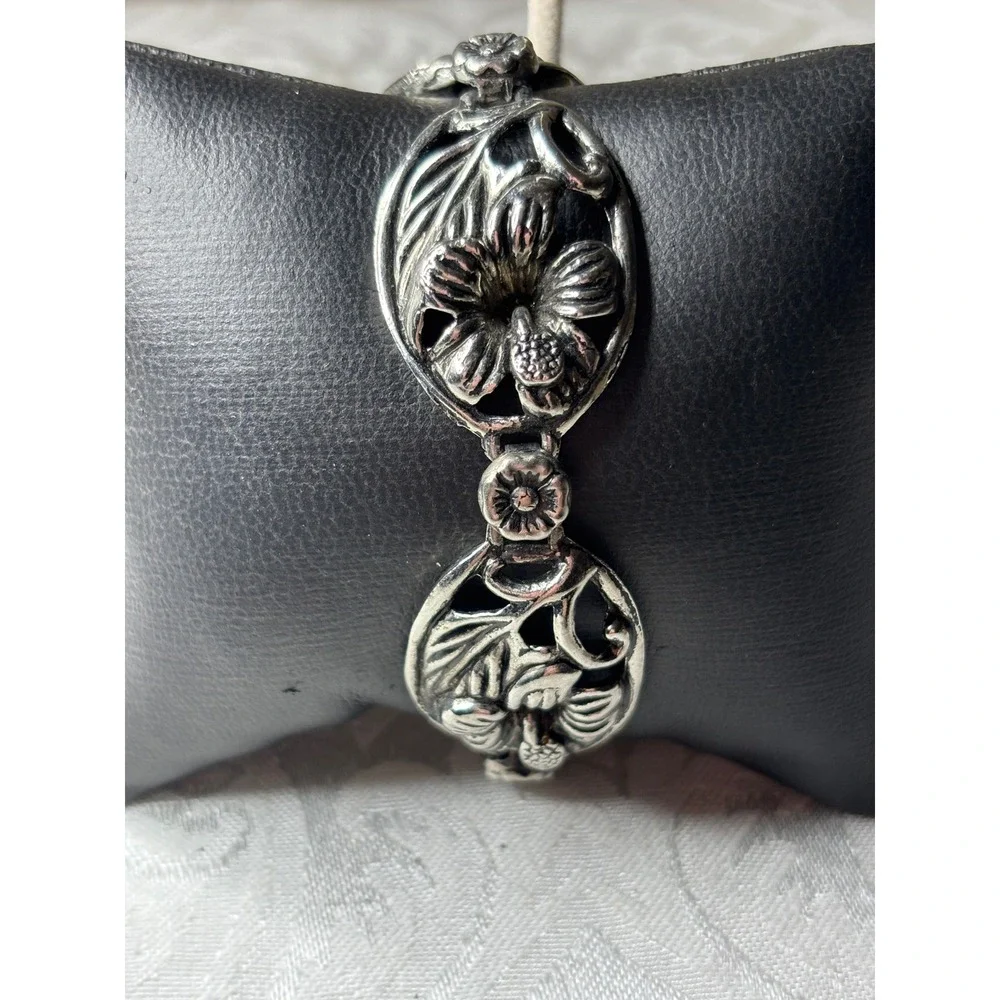N/A intricate silver
